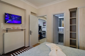2 bedrooms, desk, iron/ironing board, WiFi