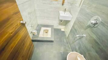 Deluxe Double Room | Bathroom | Towels, soap, toilet paper