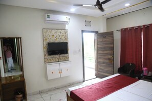 Family Room | Free WiFi - Hotel Shri Salasar (Ujjain)