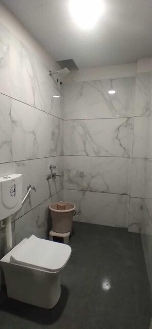 Habitación familiar | Baño | Toallas, jabón y papel higiénico