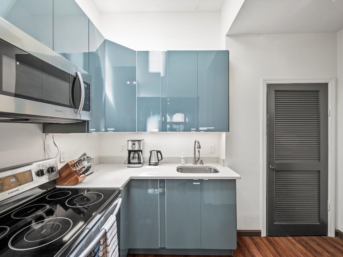 Jääkaappi, mikroaaltouuni, uuni, liesi