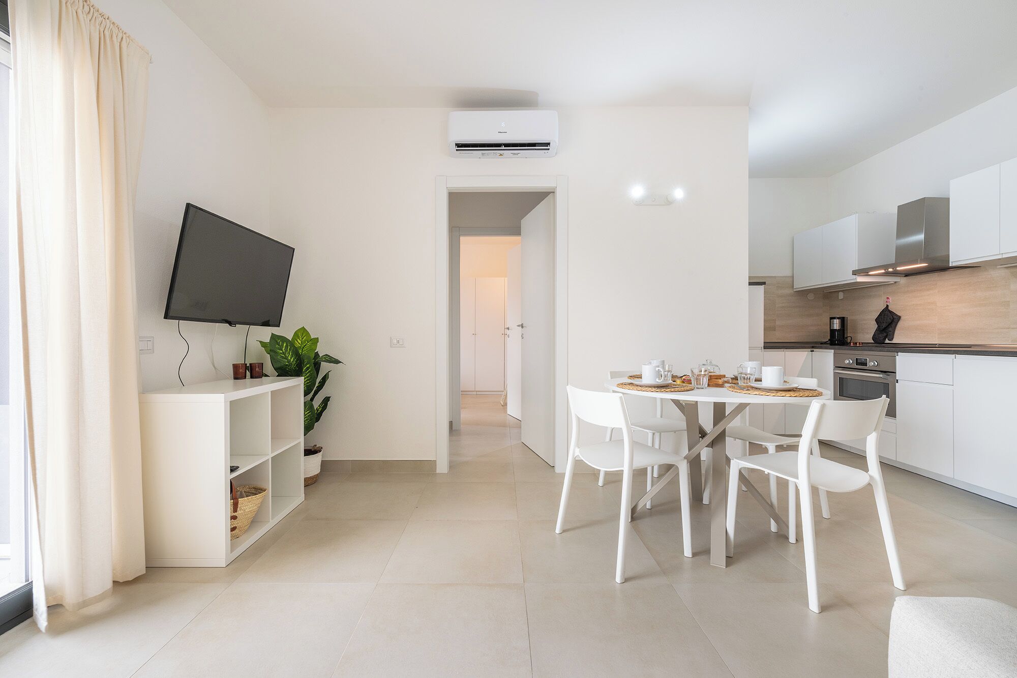 Frigorífico, microondas, horno y placa de cocina