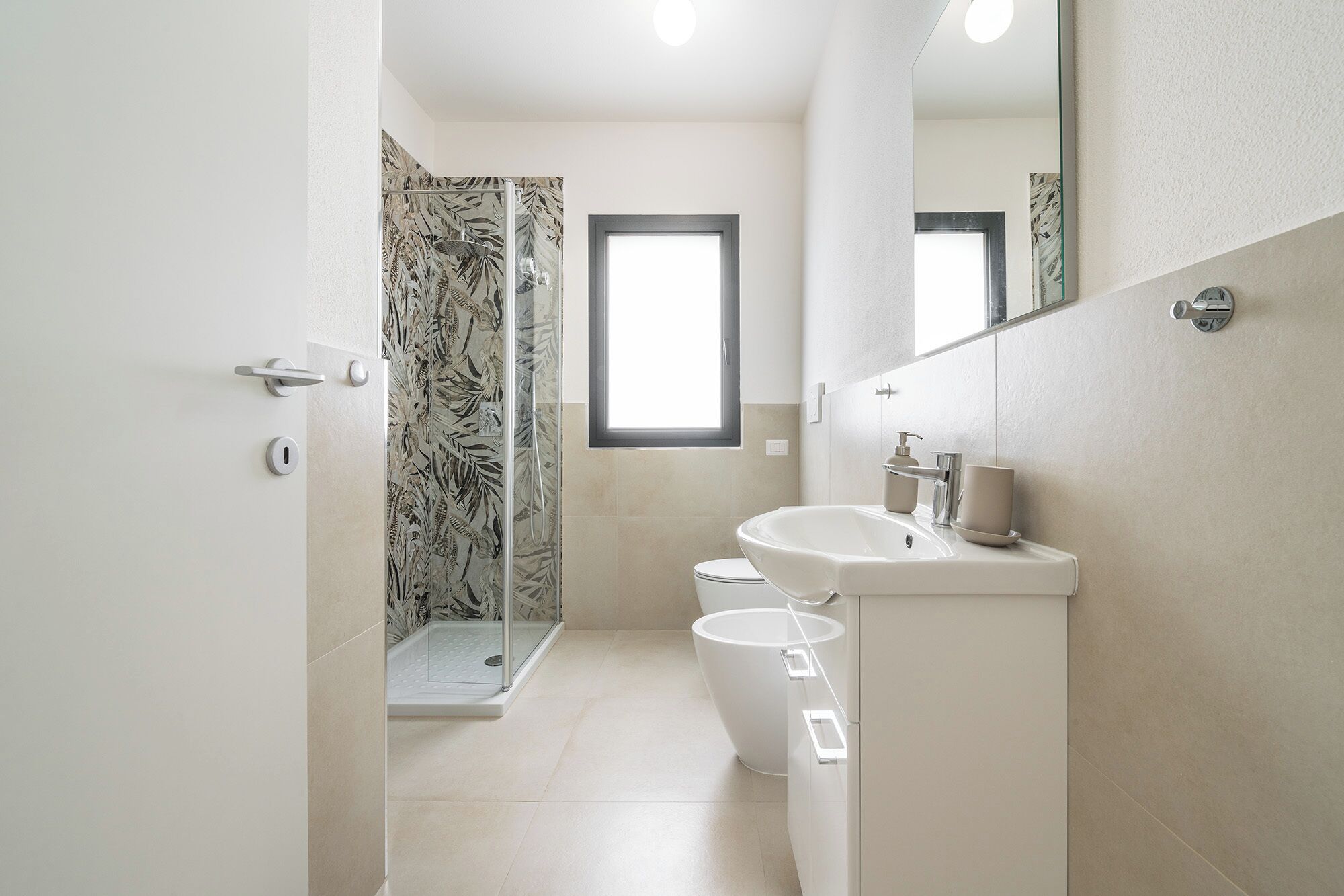 Secadora de cabello, bidet, toallas, jabón 