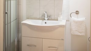 Hair dryer, towels, toilet paper - Charming studio with reading nook & city view (Nicosia)
