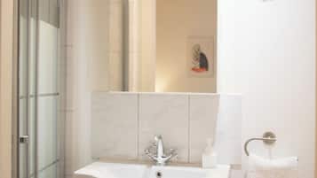 SĂšche-cheveux, serviettes fournies