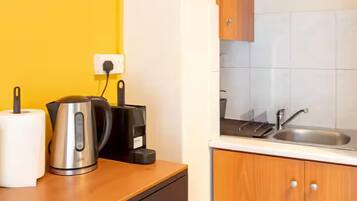 Fridge, coffee/tea maker