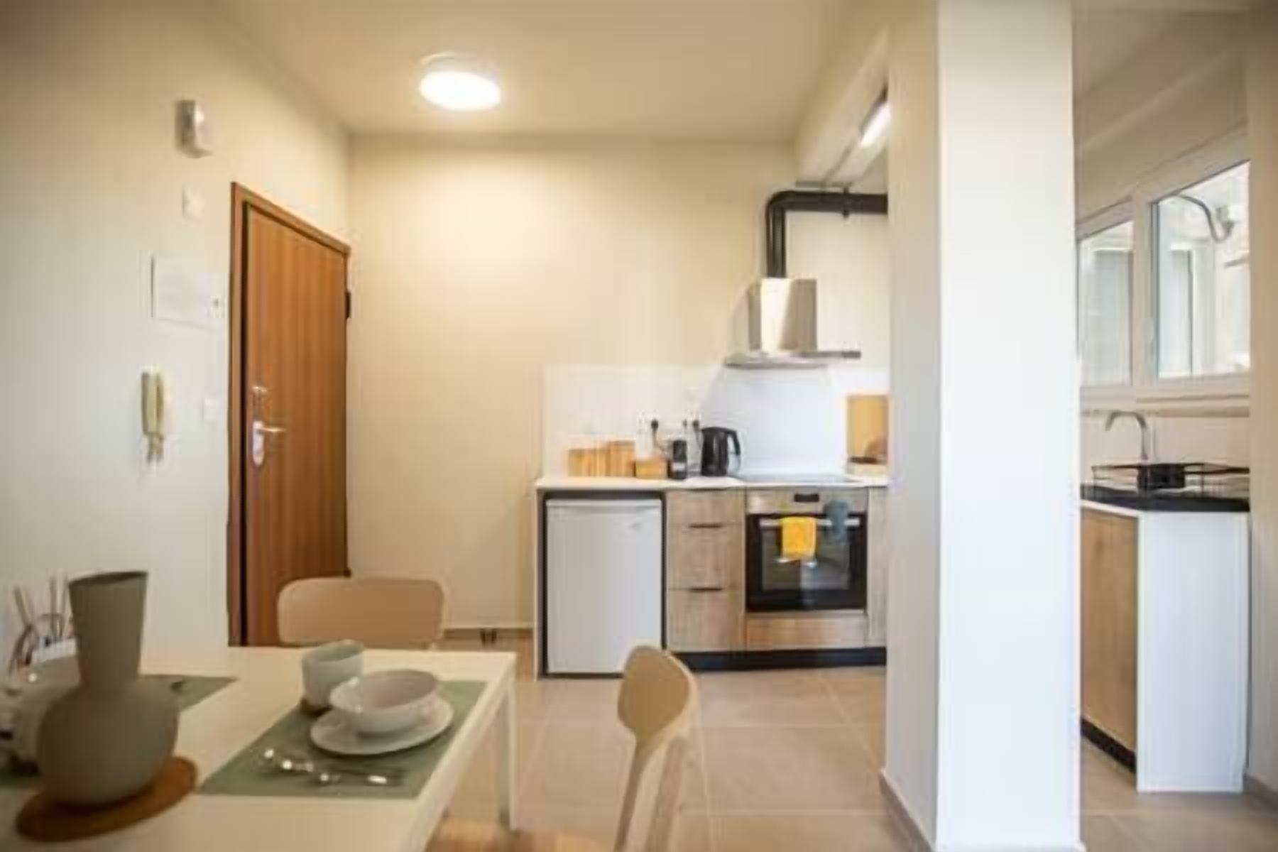 Coffee/tea maker, fridge, oven, stovetop