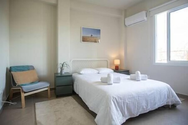 2 bedrooms, iron/ironing board, travel cot, Internet