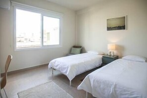 2 habitaciones, tabla de planchar con plancha, cuna de viaje y internet 