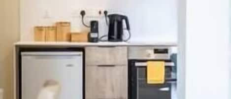 Kühlschrank, Ofen, Herdplatte, Wasserkocher mit Kaffee-/Teezubehör