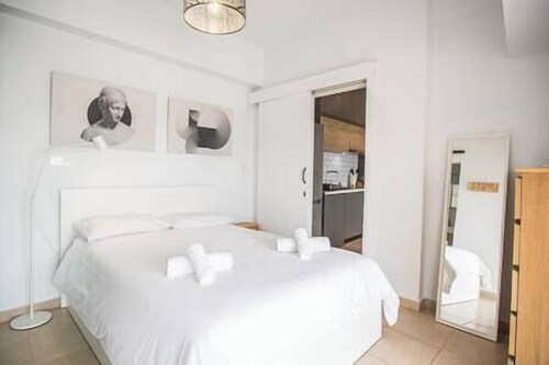 Sky-view Hideaway w/ free parking spot