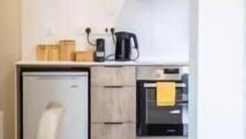 Frigorífico, horno, placa de cocina y cafetera o tetera