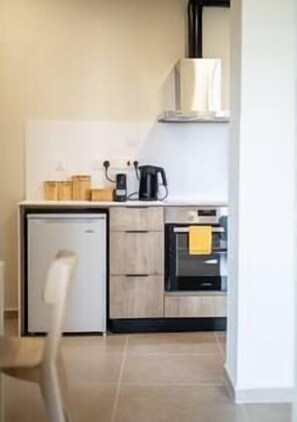 Kühlschrank, Ofen, Herdplatte, Wasserkocher mit Kaffee-/Teezubehör