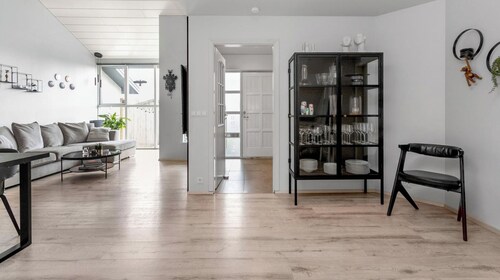 Modern Retreat in Reykjavik: Your Gateway to Nature and City Life -FREE PARKING