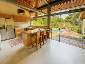 Kylskåp, ugn, spishäll och mixer