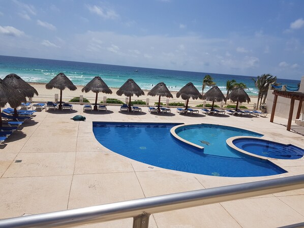 Outdoor pool - Hermosa villa frente al mar 3 habitaciones 3 baños vista y acceso al mar (Cancún)