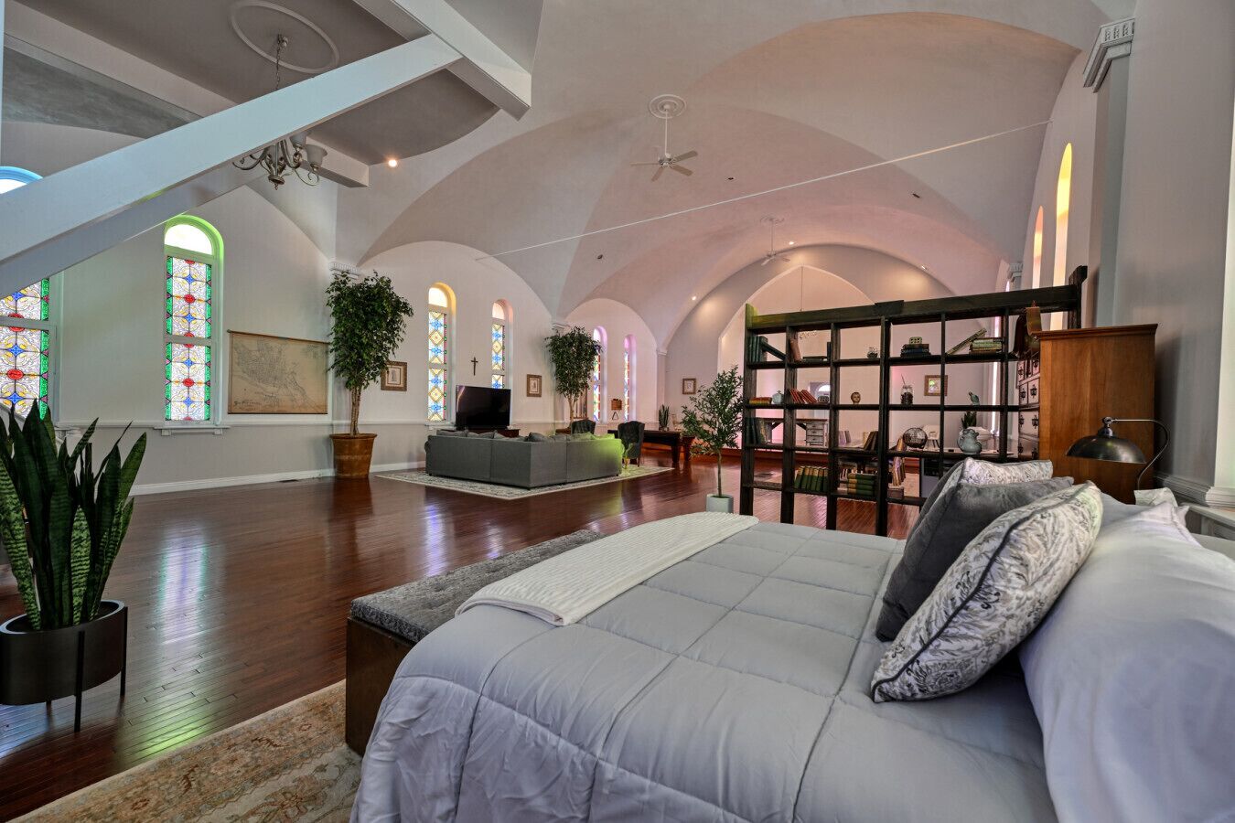 Skrivebord, strykejern/-brett, reiseseng for barn og wi-fi