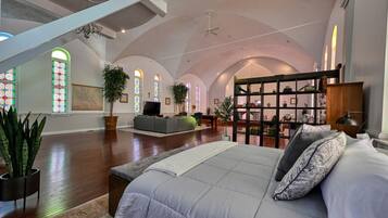 4 bedrooms, desk, iron/ironing board, travel crib