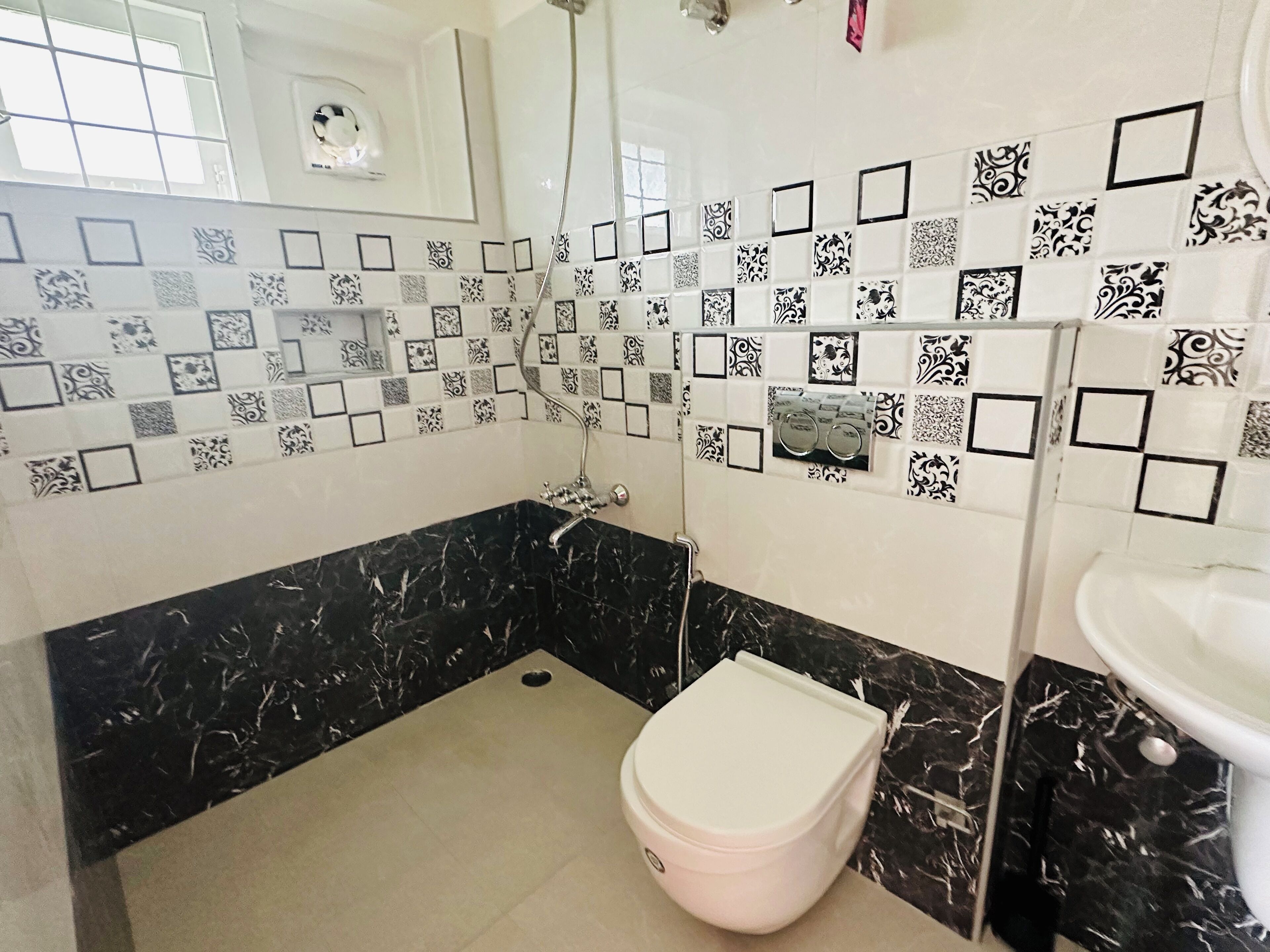 Vila Deluks, pemandangan kebun | Kamar mandi | Shower, pengering rambut, sandal, dan handuk