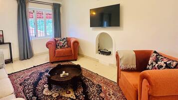 Deluxe Villa, Garden View | Living area