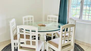 Deluxe Villa, Garden View | In-room dining