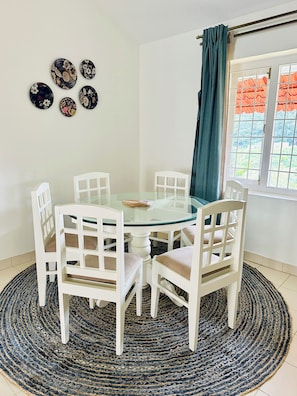 Vila luxo, vista para o jardim | Opções para refeição no quarto