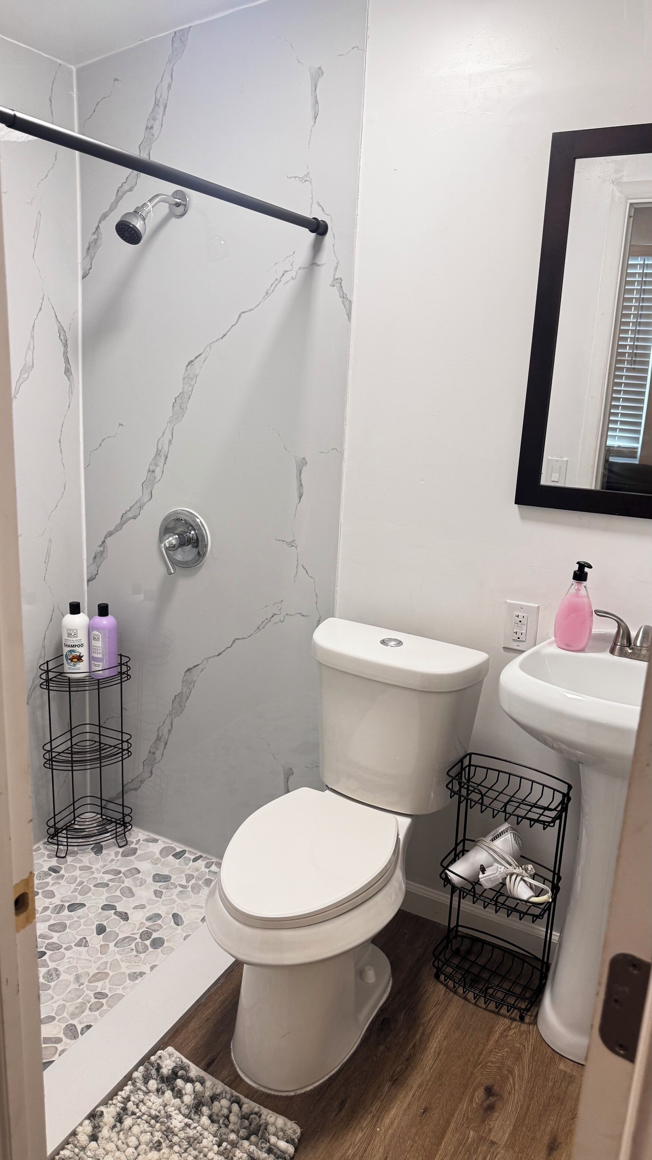 Secador de cabelo, toalhas de banho, sabonete, shampoo