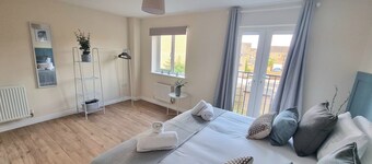 Welcoming 4-bedroom townhome with WiFi and parking in charming Rugby