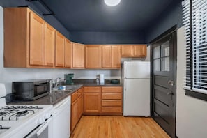 Fridge, microwave, oven, stovetop - The Burrow at Wrigley (Chicago)