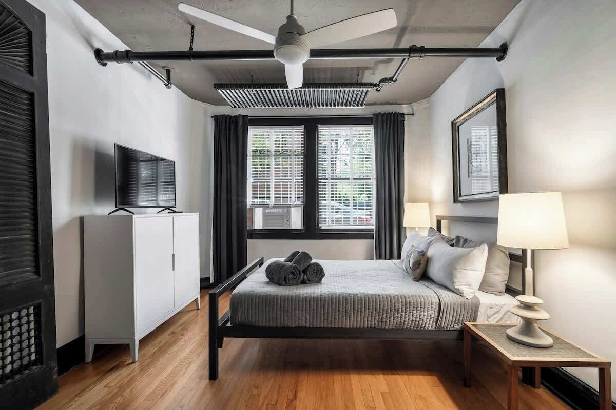 2 عدّة غرف نوم ومكواة/لوح كي وواي فاي وملاءات أسرّة