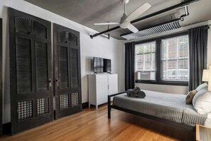 2 bedrooms, iron/ironing board, WiFi, bed sheets - The Burrow at Wrigley (Chicago)