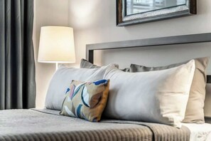 2 bedrooms, iron/ironing board, WiFi, bed sheets - The Burrow at Wrigley (Chicago)
