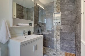 Shower, hair dryer, towels - Hôtel à la maison - La Maison Rouge (Potton)