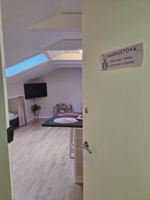 1 bedroom, travel crib, free WiFi, bed sheets - Cosy big room with minikitchen in charming Miðvágur (Miðvágur)