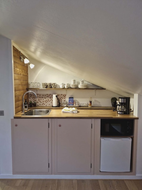 Kühlschrank, Mikrowelle, Herdplatte, Wasserkocher mit Kaffee-/Teezubehör