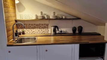 Geladeira, micro-ondas, cooktop, cafeteira/chaleira