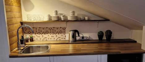 Réfrigérateur, micro-ondes, plaque de cuisson, cafetiÚre/bouilloire