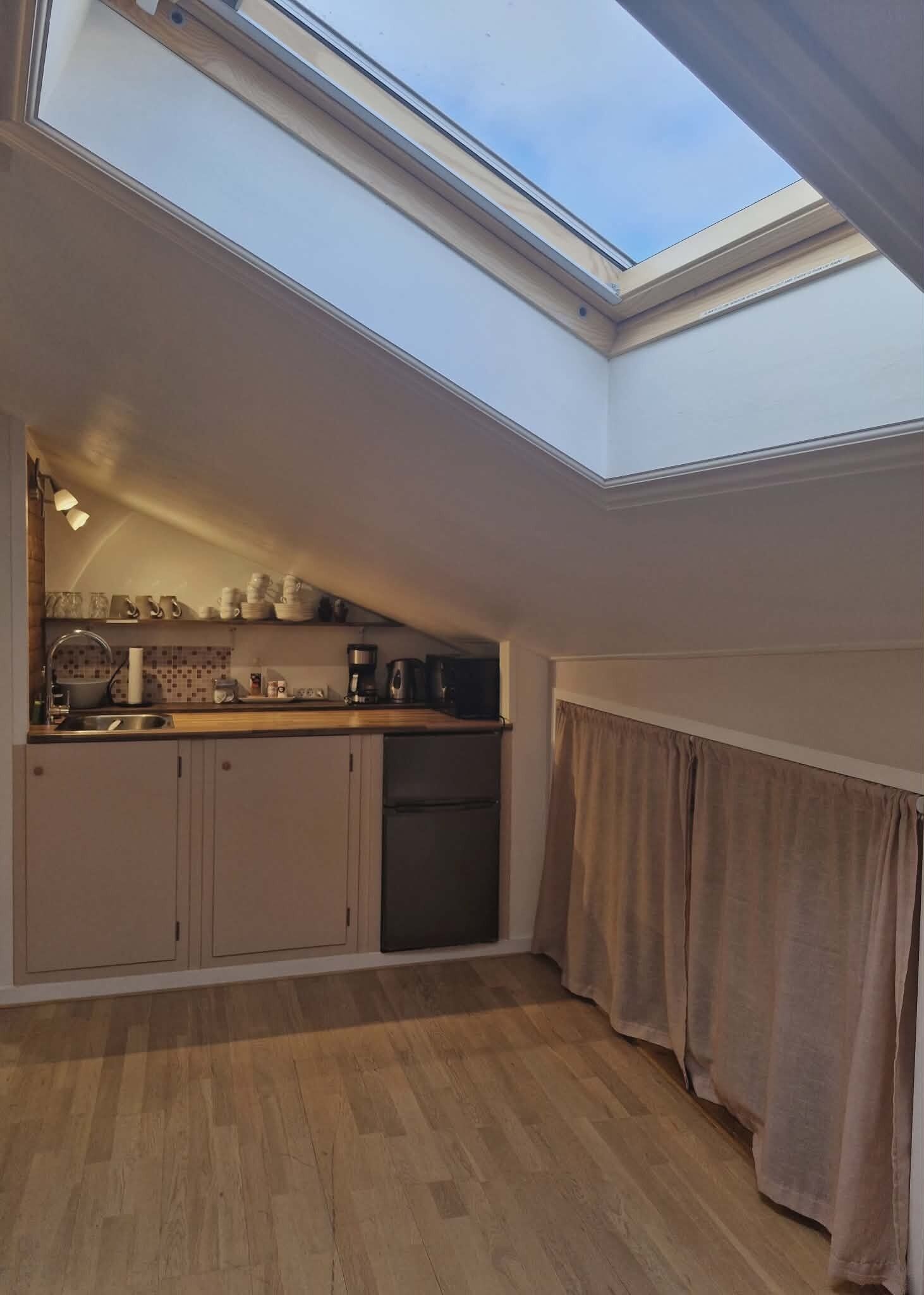 Fridge, microwave, stovetop, coffee/tea maker