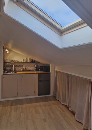 Fridge, microwave, stovetop, coffee/tea maker - Cosy room with minikitchen in charming Miðvágur, close to the airport. (Miðvágur)