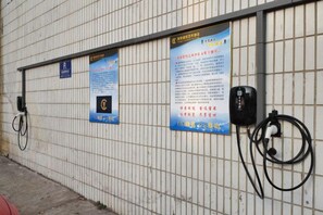 A wall with a parking sign, a notice board, and a public telephone. - Qiquan Ciyue Art Hotel (Zibo Songling Former Residence) (Zibo)