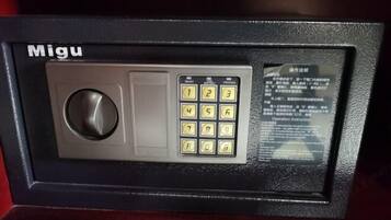 Teclado de segurança com botão de tranca e uma pequena etiqueta de instruções.