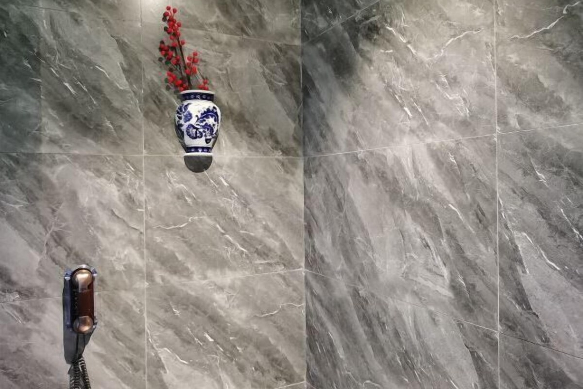 Een betegelde muur met een hangende vaas en een telefoon.