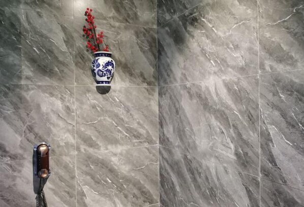 Een betegelde muur met een hangende vaas en een telefoon.
