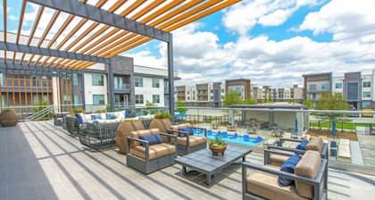 Huge Charming 2-bedroom apartment in Fort Wroth, Balcony, pool & more!