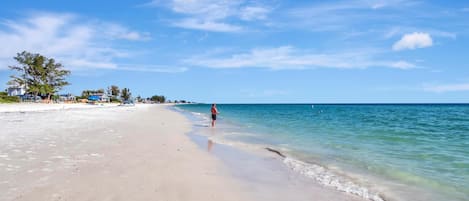 Playa en los alrededores, camastros y toallas de playa