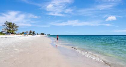Beachy Villa on Sunny Anna Maria Island-GOLF CART PROVIDED-Short Stroll to Beach