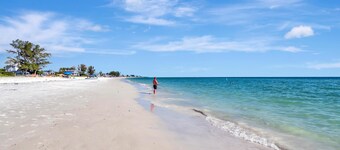 Beachy Villa on Sunny Anna Maria Island-GOLF CART PROVIDED-Short Stroll to Beach