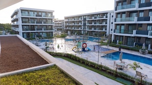 Una piscina al aire libre