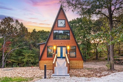 Adults-Only Luxury Cabin w/ Steam Shower + HotTub