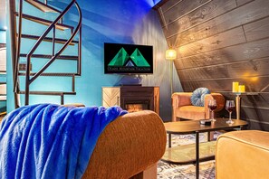 Smart TV, fireplace - Winter discount! AdultsOnly HotTub SteamShower (Omaha)